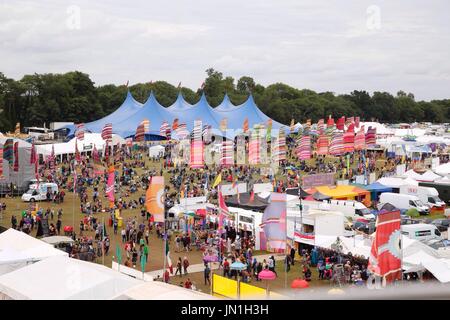 Malmesbury, Wiltshire. 28 juillet 2017. Une attraction unique au festival est le stade où les cultures du monde Yalumba combinent l'excellente nourriture et de la musique. La foule sont réchauffés avec battements de Bollywood et danse avant de déguster un brunch du bhangra. Cette année marque le 35e festival de musique et de danse qui a eu lieu dans le magnifique parc du Charlton Park. Credit : Wayne Farrell/Alamy Live News Banque D'Images