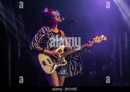 Château de Lulworth, Dorset, UK. 29 juillet, 2017. Camp Bestival, château de Lulworth, Dorset, Angleterre. Vingt-huitième de juillet Vingt-sept.Kate Nash sur la scène du château au Camp Bestival après la cérémonie. Credit : James Houlbrook/Alamy Live News Banque D'Images