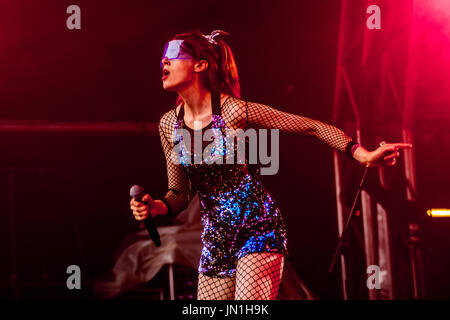 Château de Lulworth, Dorset, UK. 29 juillet, 2017. Camp Bestival, château de Lulworth, Dorset, Angleterre. Vingt-huitième de juillet Vingt-sept.Kate Nash sur la scène du château au Camp Bestival après la cérémonie. Credit : James Houlbrook/Alamy Live News Banque D'Images