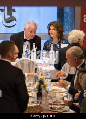 Bayreuth, Allemagne. Le 25 juillet, 2017. La Swedisch la reine Silvia (R) des entretiens avec le Premier Ministre bavarois Horst Seehofer (CDU, L) au cours d'une pause à Bayreuth, Allemagne, 25 juillet 2017. Le festival Richard-Wagner est ouvert avec l'opéra Die Meistersinger von Nürnberg' (lit. Le Master-Singers de Nuremberg). Photo : Nicolas Armer/dpa/Alamy Live News Banque D'Images