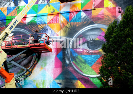 Bristol, Royaume-Uni. 29 juillet, 2017. De nombreux travaux de l'artiste graffiti sur une immense oeuvre de John Lennon. Partie de la Bristol Upfest 2017, le plus important d'Europe, gratuitement, street art & graffiti festival, qui attire plus de 300 artistes peinture 35 endroits de Bristol à partir de 29au 31 juillet 2017 Crédit : Stephen Hyde/Alamy Live News Banque D'Images