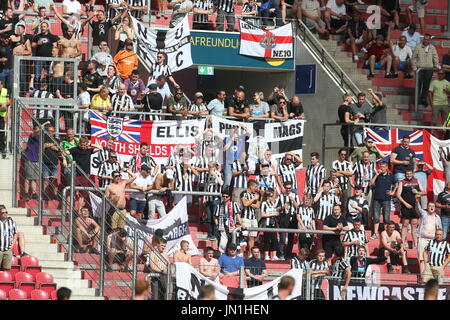 Mainz, Allemagne. 29 juillet, 2017. Fans de Newcastle dans les stands au cours de l'international club de football match amical entre FSV Mainz 05 et Newcastle United à Mainz, Allemagne, 29 juillet 2017. Photo : Thomas Frey/dpa/Alamy Live News Banque D'Images