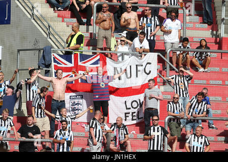 Mainz, Allemagne. 29 juillet, 2017. Fans de Newcastle dans les stands au cours de l'international club de football match amical entre FSV Mainz 05 et Newcastle United à Mainz, Allemagne, 29 juillet 2017. Photo : Thomas Frey/dpa/Alamy Live News Banque D'Images