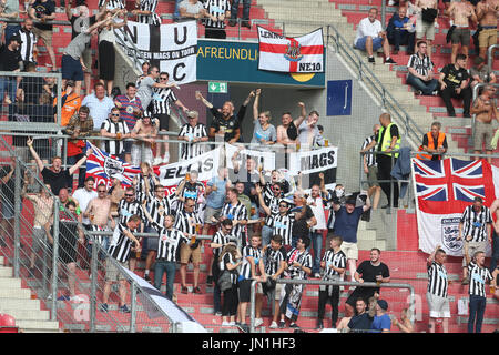 Mainz, Allemagne. 29 juillet, 2017. Fans de Newcastle dans les stands au cours de l'international club de football match amical entre FSV Mainz 05 et Newcastle United à Mainz, Allemagne, 29 juillet 2017. Photo : Thomas Frey/dpa/Alamy Live News Banque D'Images