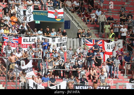 Mainz, Allemagne. 29 juillet, 2017. Fans de Newcastle dans les stands au cours de l'international club de football match amical entre FSV Mainz 05 et Newcastle United à Mainz, Allemagne, 29 juillet 2017. Photo : Thomas Frey/dpa/Alamy Live News Banque D'Images