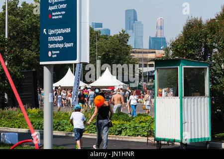 Moscou, Russie, samedi, 29 juillet 2017. Un jour sports festival a lieu au Complexe sportif olympique Luzhniky. Plus de 60 zones de sport sont ouvertes au public gratuitement. Les équipes sportives de plus de 60 pays s'engagent dans la septième Entraînement Championnat du Monde de Freestyle de rue. Freestyle Motocross, cross fit, basket-ball, break dance, parkour, sport extrême, la bicyclette et d'autres concours sont en cours. Le temps est très chaud, à propos de  +30C ( +86F). Zone du festival et gratte-ciel du centre d'affaires de la ville de Moscou dans l'arrière-plan. Crédit : Alex's Pictures/Alamy Live News Banque D'Images