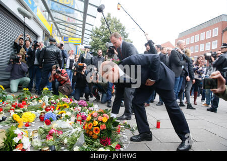 Hambourg, Allemagne. 29 juillet, 2017. Olaf Scholz (SPD), le maire de Hambourg, et Andy Grote, le sénateur de l'intérieur de la ville, déposer des fleurs à l'extérieur du supermarché dans lequel un agresseur poignardé à mort une personne et en a blessé six autres sur le 28.07.17 à Hambourg, Allemagne, 29 juillet 2017. Photo : Paul Weidenbaum/dpa/Alamy Live News Banque D'Images