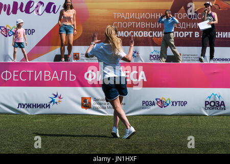 Moscou, Russie, samedi, 29 juillet 2017. Un jour sports festival a lieu au Complexe sportif olympique Luzhniky. Plus de 60 zones de sport sont ouvertes au public gratuitement. Les équipes sportives de plus de 60 pays s'engagent dans la septième Entraînement Championnat du Monde de Freestyle de rue. Freestyle Motocross, cross fit, basket-ball, break dance, parkour, sport extrême, la bicyclette et d'autres concours sont en cours. Le temps est très chaud, à propos de  +30C ( +86F). Méconnaissable d'une jeune femme prend une leçon de danse sur le devant d'une scène avec des instructeurs sur elle. Crédit : Alex's Pictures/Alamy Live News Banque D'Images