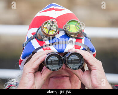 Homme regardant à travers des jumelles portant un casque Union Jack British Army : Stay Alert, patriotisme, Brexit... concept. Banque D'Images