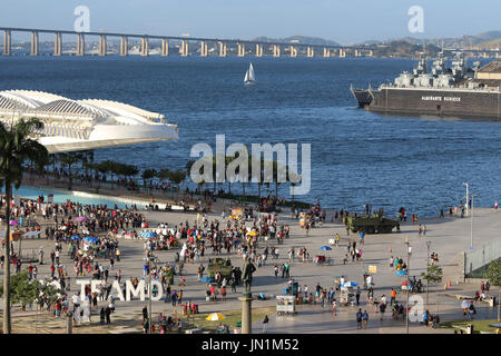 Rio de Janeiro, Brésil. 29 juillet, 2017. Après l'effondrement des systèmes de sécurité publique, le gouvernement fédéral est intervenu avec environ 10 000 Marine, l'armée et de la Force aérienne afin d'assurer la sécurité publique et de lutte contre le trafic de drogue et le vol de marchandises dans l'État de Rio de Janeiro. Dans cette image : personnes errent autour de Marines armés de fusils et des véhicules blindés lors d'une journée ensoleillée. Credit : Luiz Souza/Alamy Live News Banque D'Images