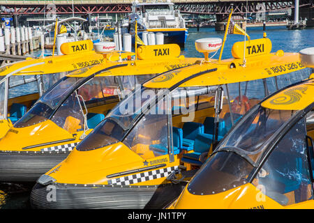 Taxi Les taxis de l'eau mouillée à Cockle Bay dans la région de Darling Harbour, Sydney, New South Wales, Australie Banque D'Images