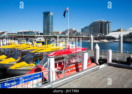 Taxi Les taxis de l'eau mouillée à Cockle Bay dans la région de Darling Harbour, Sydney, New South Wales, Australie Banque D'Images