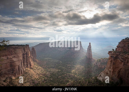 Monument de l'indépendance pendant le lever du soleil dans le Colorado National Monument Banque D'Images