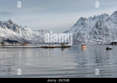 Fishboat retour à Port-Sildpolltjonna bay-Sildpollnes stylo. Sildpollholmen-îlot. Geitgallien-Kroktindan Durmalsfjellet-Stortinden.mts-Langstrandtindan-. Banque D'Images