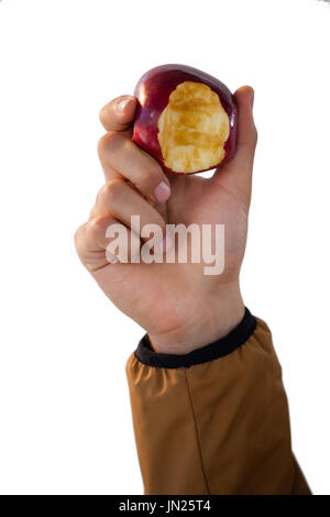 Close-up of hand holding mangé des pommes contre fond blanc Banque D'Images