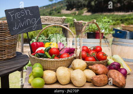 Divers légumes frais avec placard organisé sur le tableau de la vigne Banque D'Images