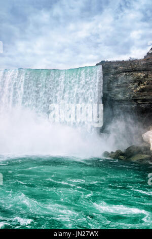 Niagara Falls. Vue sur les chutes américaines et Bridal Veil Falls. Au début du printemps Banque D'Images