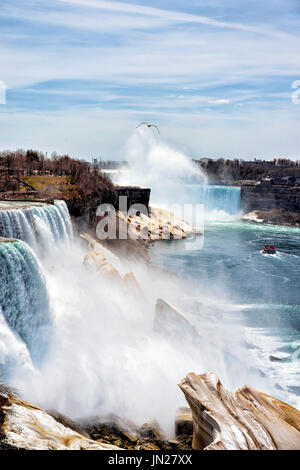 Les chutes du Niagara dans le Nord. Vue sur les chutes américaines et Bridal Veil Falls. Au début du printemps Banque D'Images