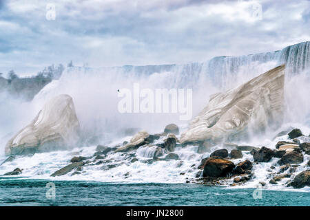 Niagara Falls, l'Amérique. Vue sur les chutes américaines et Bridal Veil Falls. Dans springime Banque D'Images