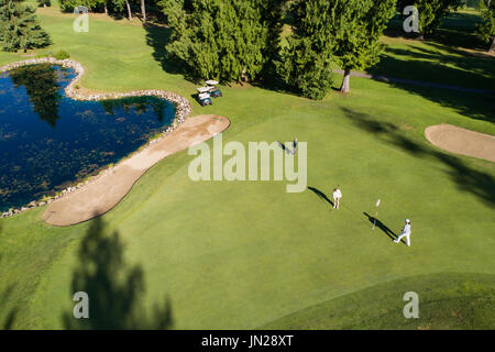 Vue d'Ariel de golfeurs dans le magnifique parcours de golf sur une journée ensoleillée Banque D'Images