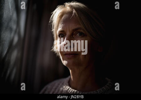 Portrait of smiling senior woman looking at camera Banque D'Images