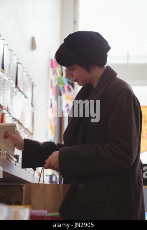 Young woman shopping in store Banque D'Images