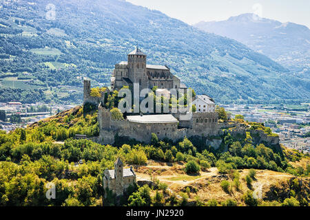 La basilique de Valère à Sion Hill, chef-lieu de canton Valais, Suisse. Alpes bernoises sur l'arrière-plan Banque D'Images