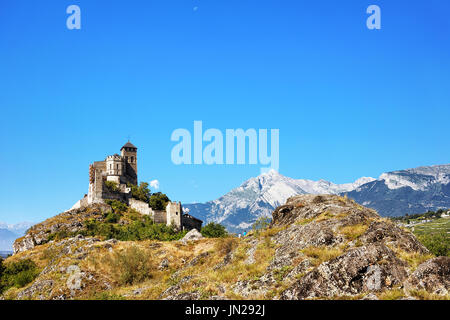 La basilique de Valère à Sion Hill, chef-lieu de canton Valais, Suisse. Alpes bernoises sur l'arrière-plan Banque D'Images