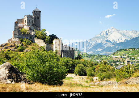 Basilique de Valère sur la colline de Sion, capitale du Canton du Valais, Suisse. Alpes bernoises sur l'arrière-plan Banque D'Images