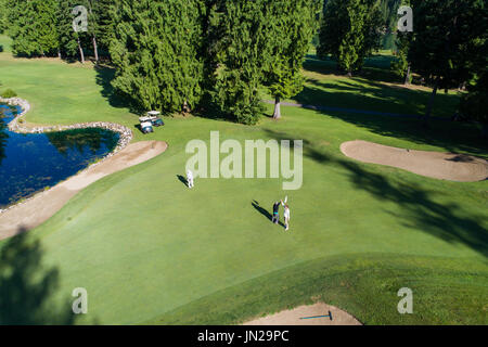 Vue d'Ariel de golfeurs dans le magnifique parcours de golf sur une terrasse bien Banque D'Images