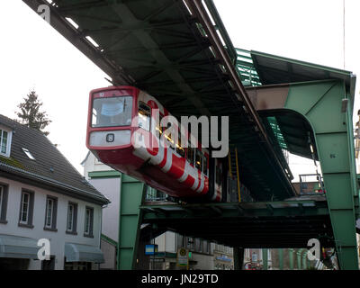 'Die Monorail Schwebebahn" tirant à une station à Wuppertal, Allemagne Banque D'Images