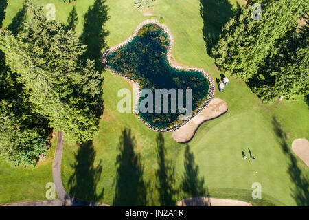 Vue d'Ariel de golfeurs dans le magnifique parcours de golf sur une terrasse bien Banque D'Images