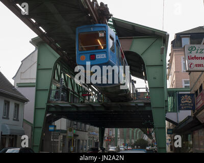 'Die Monorail Schwebebahn" tirant à une station à Wuppertal, Allemagne Banque D'Images