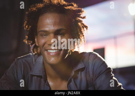 Portrait of man smiling at skateboard arena Banque D'Images