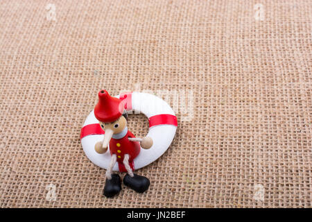 Poupée Pinocchio liée à un conservateur de vie sur toile Banque D'Images