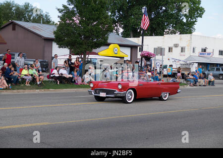 1957 Ford Thunderbird restauré participe au défilé annuel de Cruz-In à Montague, Michigan. Banque D'Images