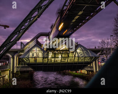 'Die Monorail Schwebebahn" tirant sur la station Ohligser Muehle à Wuppertal-Elberfeld, Allemagne Banque D'Images