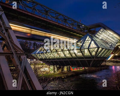 'Die Monorail Schwebebahn" tirant sur la station Ohligser Muehle à Wuppertal-Elberfeld, Allemagne Banque D'Images