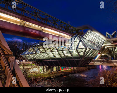 'Die Monorail Schwebebahn" tirant sur la station Ohligser Muehle à Wuppertal-Elberfeld, Allemagne Banque D'Images