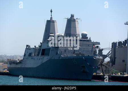 Le quai de transport amphibie USS Somerset (LPD 25) dans la base navale de San Diego en Californie du Sud. Banque D'Images