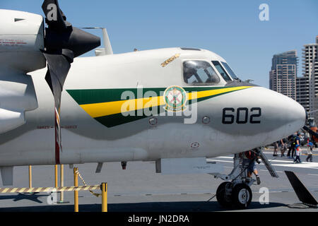 Une Marine de Northrop Grumman E-2C Hawkeye dans le poste de pilotage de l'USS Midway, San Diego, Californie. Banque D'Images