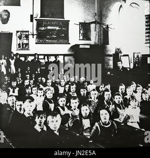 Image d'une classe d'enfants de l'école dans l'Angleterre Victorienne. Pris dans une école à Blackpool, Lancashire. Banque D'Images