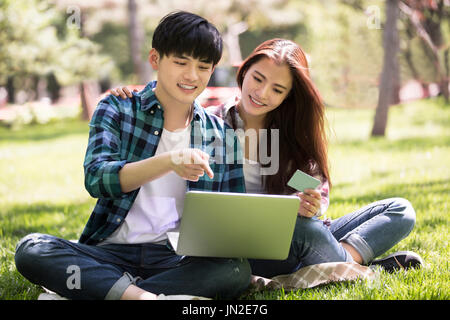 Young couple shopping sur internet Banque D'Images