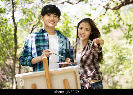 Jeune couple à l'extérieur peinture Banque D'Images