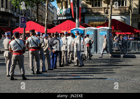 Au cours de la jour de la Bastille à Paris, des soldats français et américains promenades sur les Champs-Elysées pour la fête nationale (14 juillet 1789). Donald Trump et Emmanuel Macron diriger la cérémonie. Paris - France - juillet 2017. Pendant le défilé du 14 juillet avec les soldats français et américains. Donald Trump et Emmanuel Macron étaient présents à la cérémonie. Paris - France - Juillet 2017. Banque D'Images