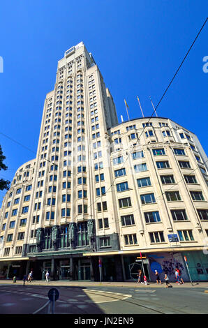 Anvers, Belgique. Boerentoren ('Farmer's Tower') ou tour KBC. 95.8m de haut. 1932 : Art Déco (Emiel van Averbeke, Jan R. Van Hoenacker et Jos Smolderen) Banque D'Images