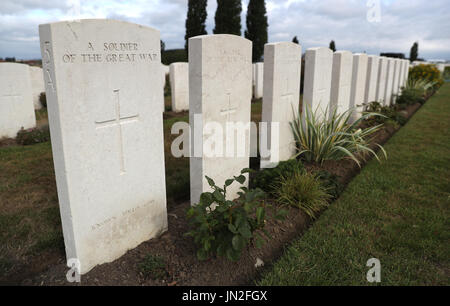 Les pierres tombales de soldats inconnus dans des sépultures de guerre du Commonwealth de Tyne Cot Cemetery, près d'Ypres en Belgique. Banque D'Images