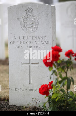 La pierre tombale d'un inconnu lieutenant dans la Royal Air Force dans des sépultures de guerre du Commonwealth de Tyne Cot Cemetery, près d'Ypres en Belgique. Banque D'Images