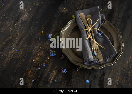 Tableau floral d'été avec un bleu lumineux forget-me-not fleurs sur table en bois Banque D'Images