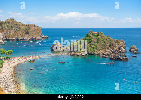 Isola Bella Sicile, vue en été de la plage de Mazzaro près de Taormina, Sicile, montrant la petite île connue sous le nom d'Isola Bella - belle île. Banque D'Images